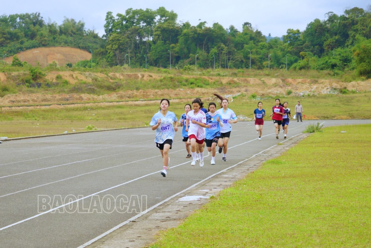 Chung kết các nội dung 1.500 m nam, nữ THPT diễn ra rất kịch tính. nu thpt 1500m.JPG
