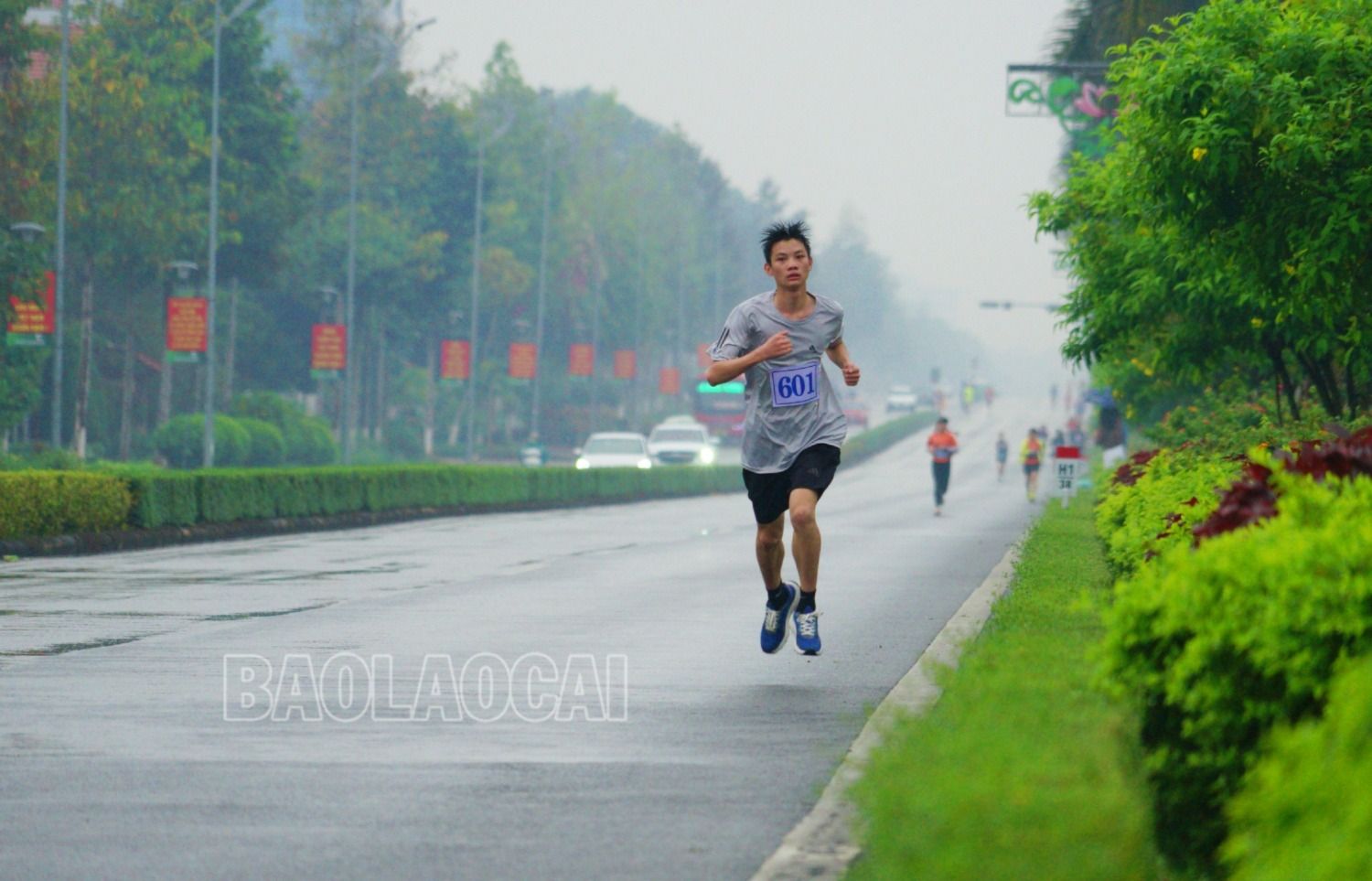 Các VĐV thi đấu đầy nỗ lực trên đường chạy. tp5.JPG