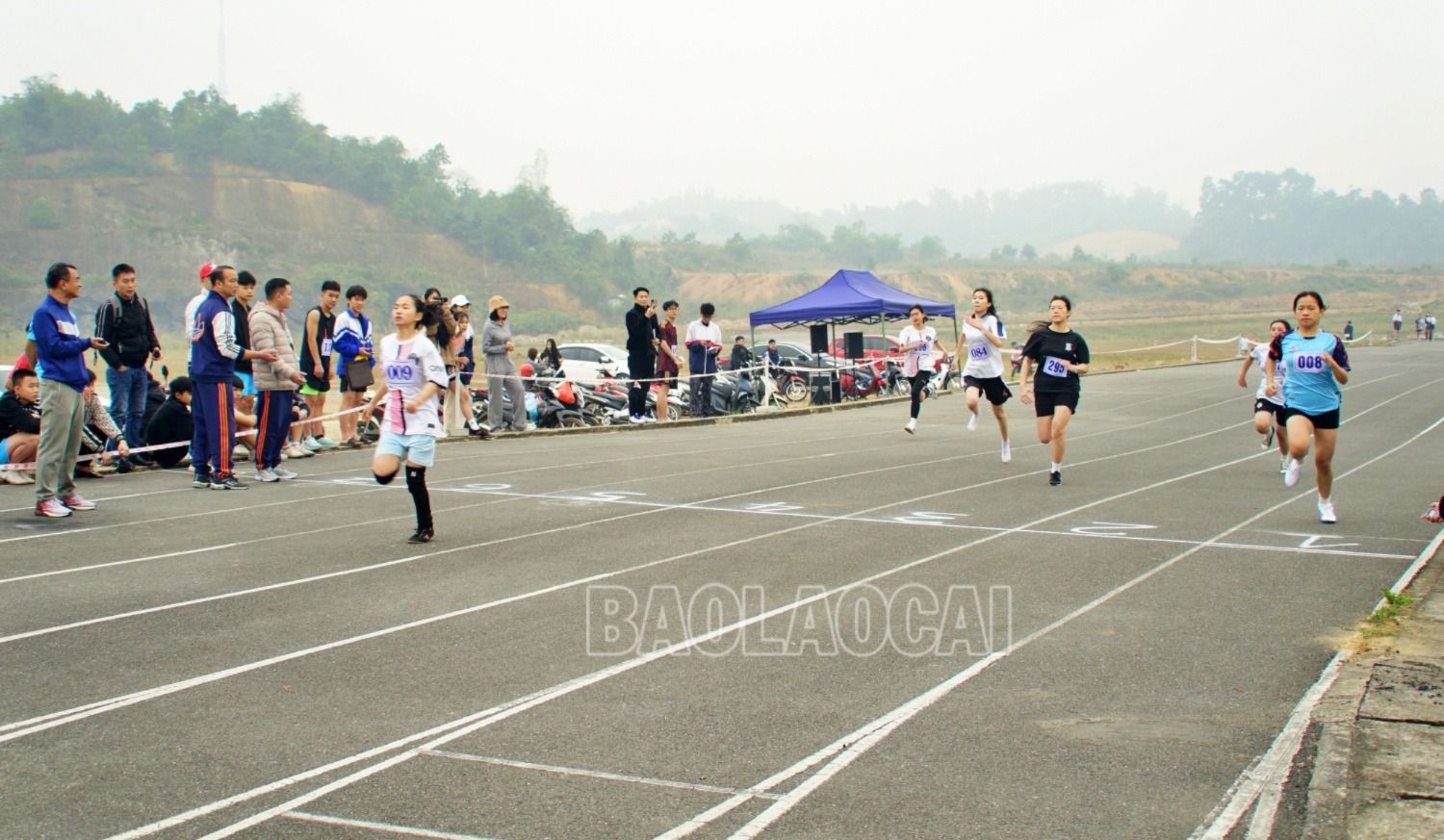 Thi đấu nội dung chạy 100 m, nữ THCS nu thcs 100m.JPG