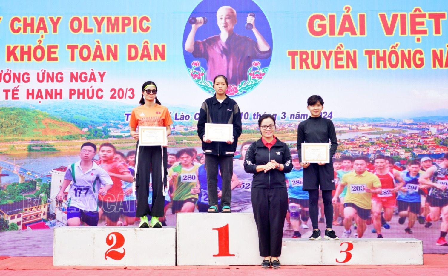 Trao giải nội dung nữ chính. tp7.JPG
