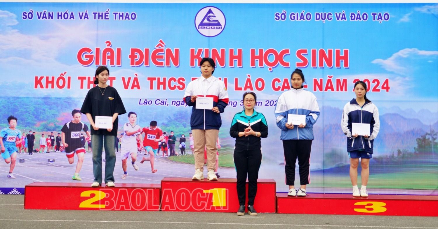 Trao giải nội dung đẩy tạ nữ THPT. day tu nu thpt.JPG