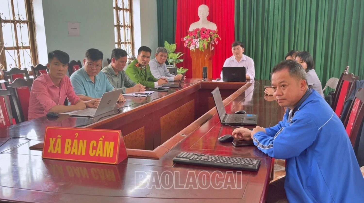 Các đại biểu dự hội nghị tại điểm cầu trụ sở UBND xã Bản Cầm (Bảo Thắng).