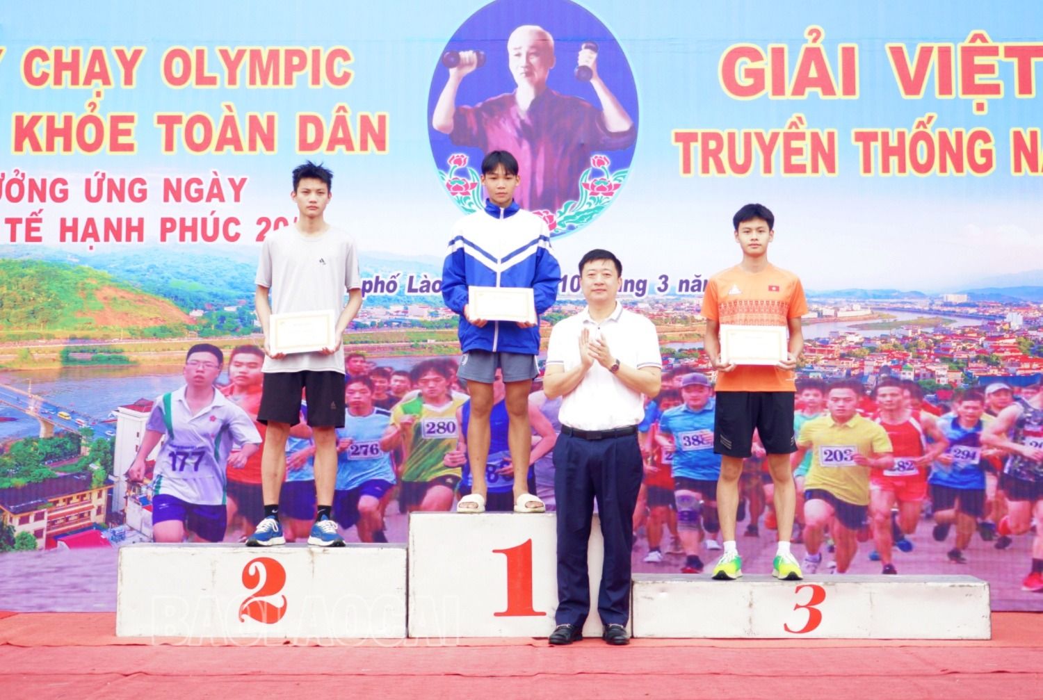 Trao giải nội dung nam trẻ. nam tre.JPG