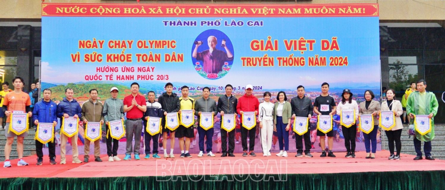 Trao Cờ lưu niệm cho các đoàn tham dự giải. tp2.JPG