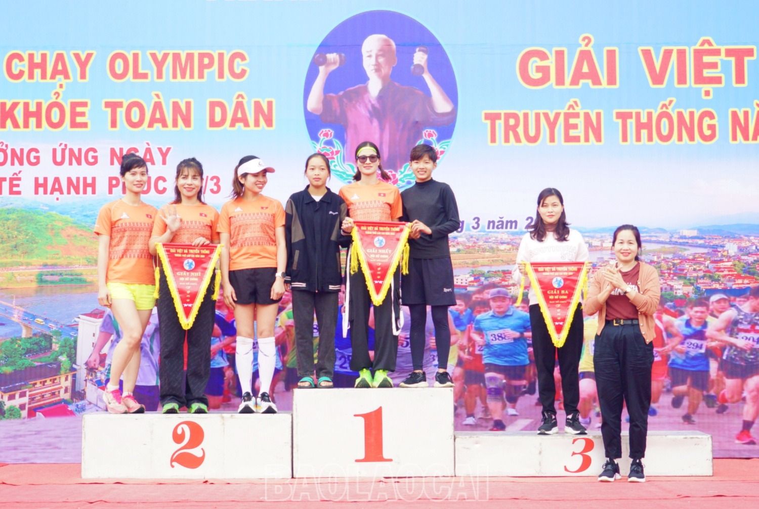 Trao giải nội dung đồng đội nữ chính. dong doi nu chinh.JPG