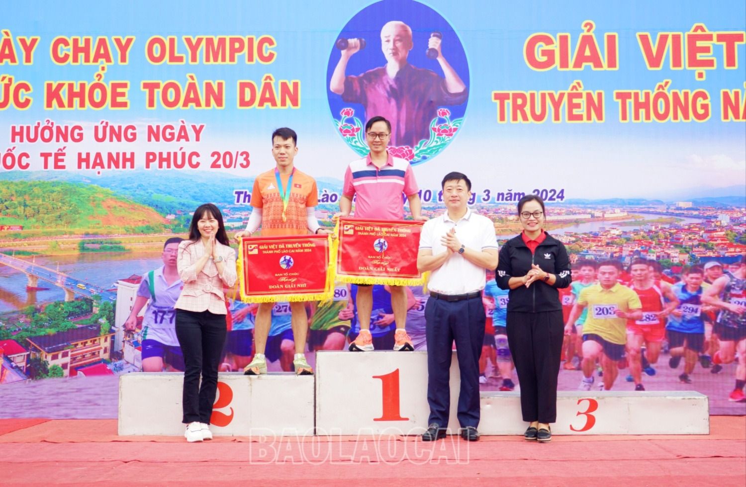 Trao giải toàn đoàn. toan doan.JPG