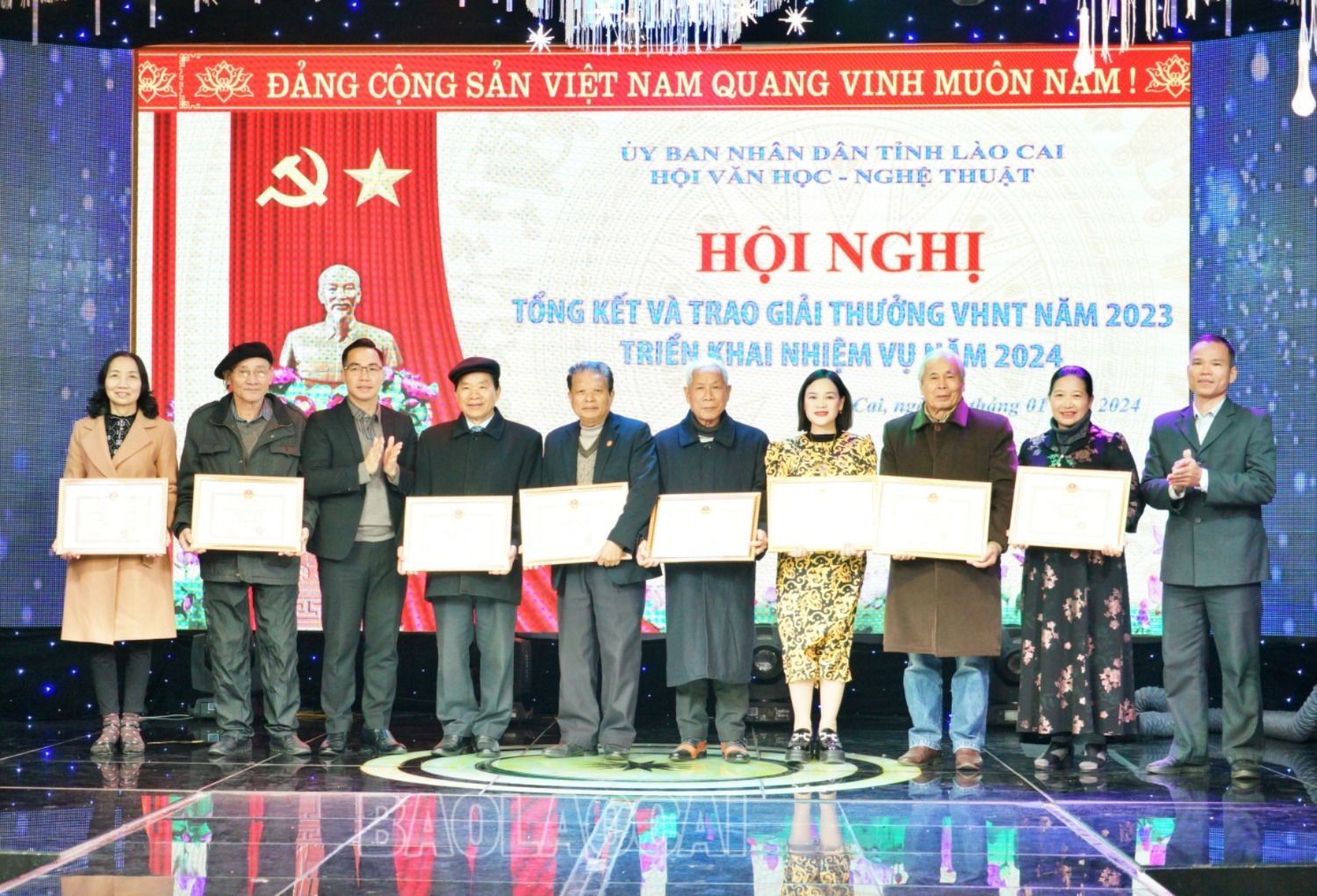 Trao giải Khuyến khích cho các tác giả. kk.JPG