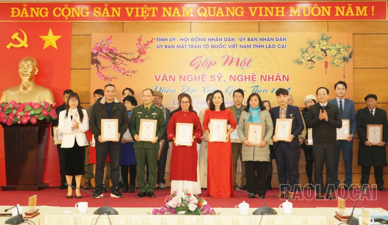 Trao giải B cho các tác giả. B.JPG