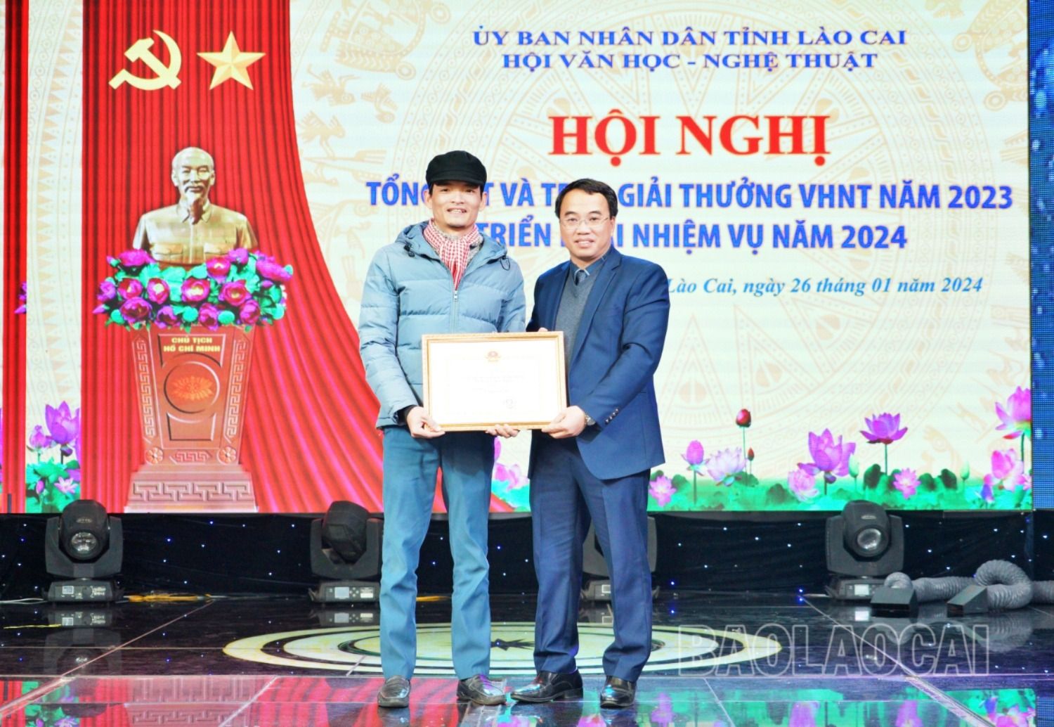 Trao giải A cho tác giả Nguyễn Xuân Chiến (Mỹ thuật). gA.JPG