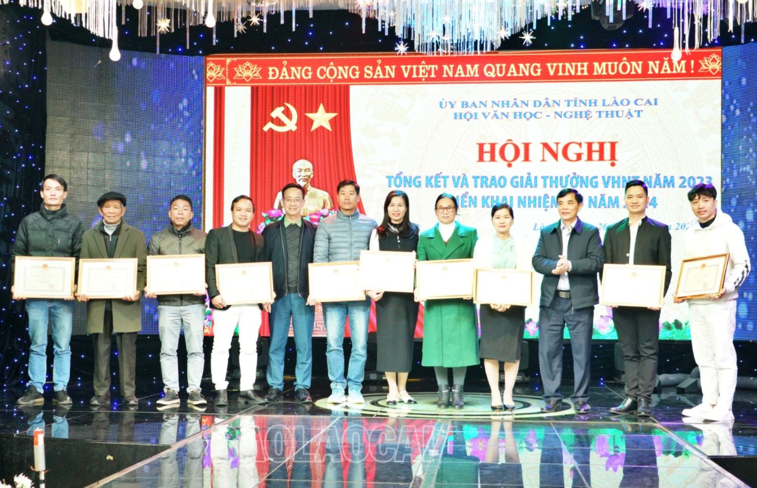 Trao giải B cho các tác giả. gB1.JPG