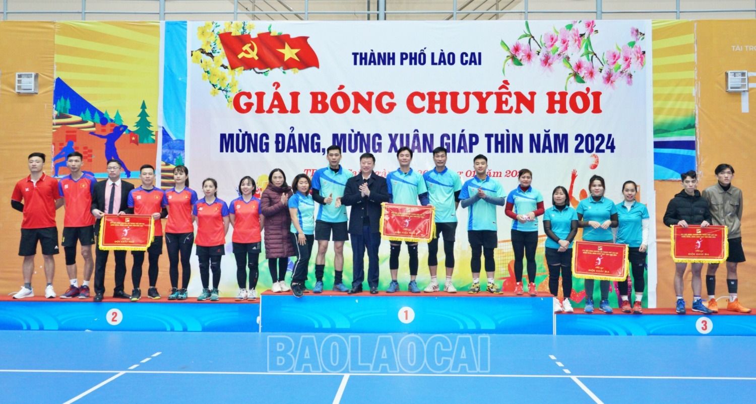 Trao giải cho các đội Nhất, Nhì, Ba ở nội dung dưới 45 tuổi. 45.JPG
