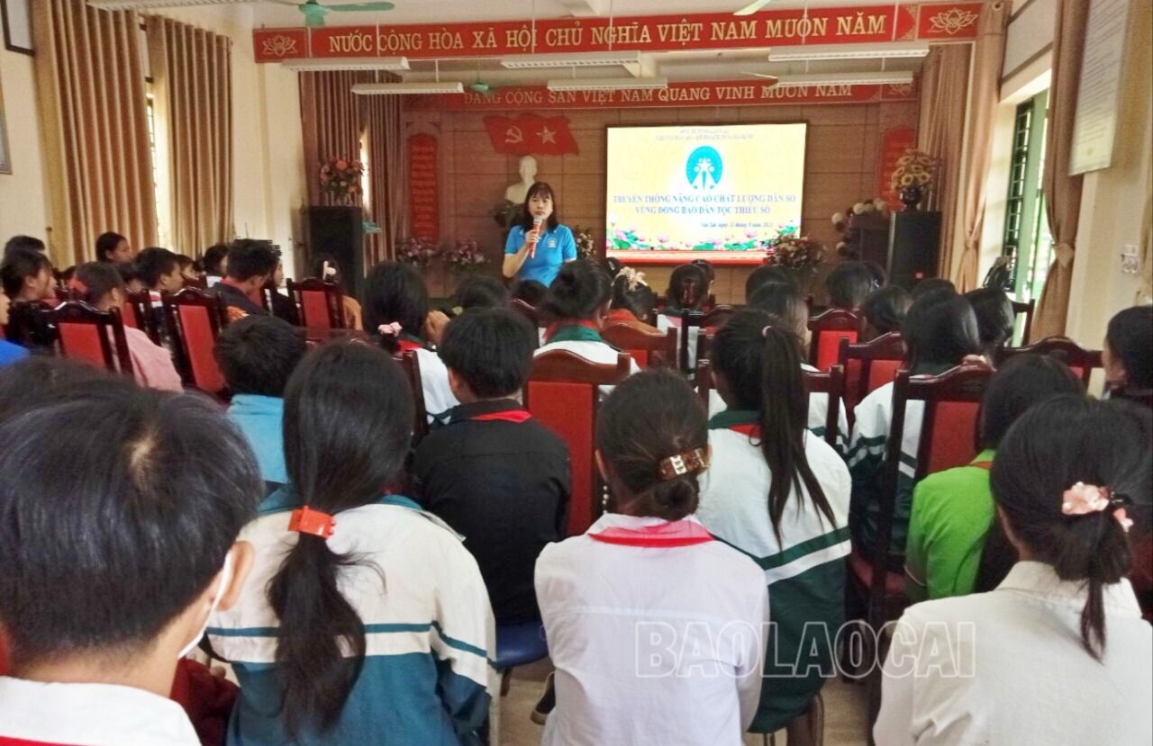Học sinh tham gia Câu lạc bộ "Thủ lĩnh của sự thay đổi" được tập huấn nhiều nội dung tuyên truyền liên quan đến vùng đồng bào dân tộc thiểu số. nan sin.jpg