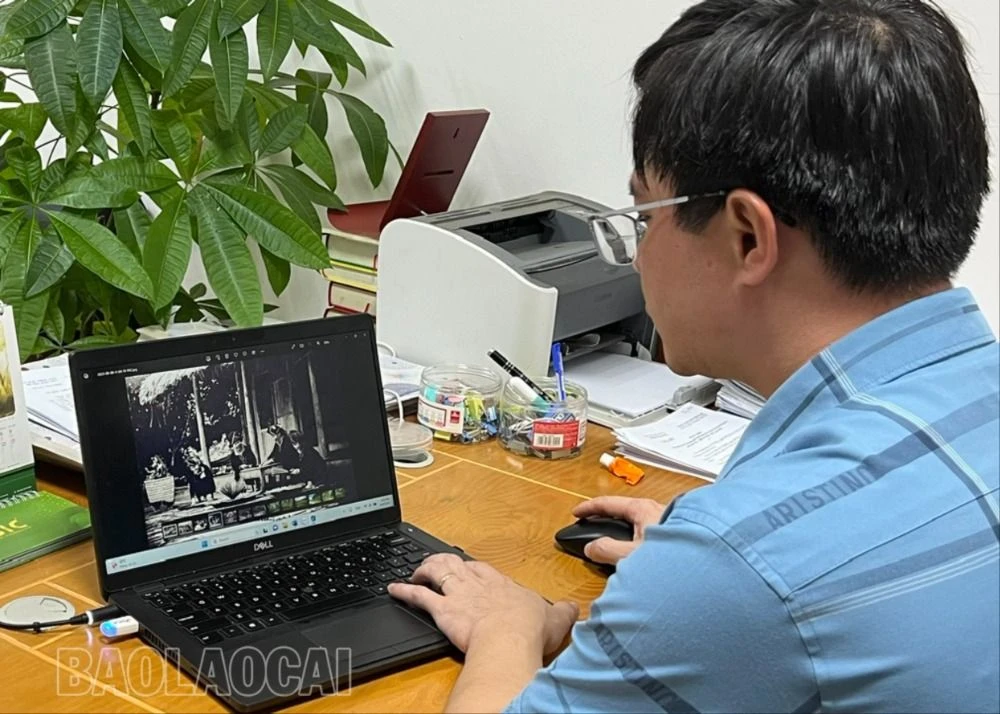 Cán bộ phòng Văn hóa huyện lựa chọn tranh, ảnh về sản xuất quế từ những năm 1947..jpg