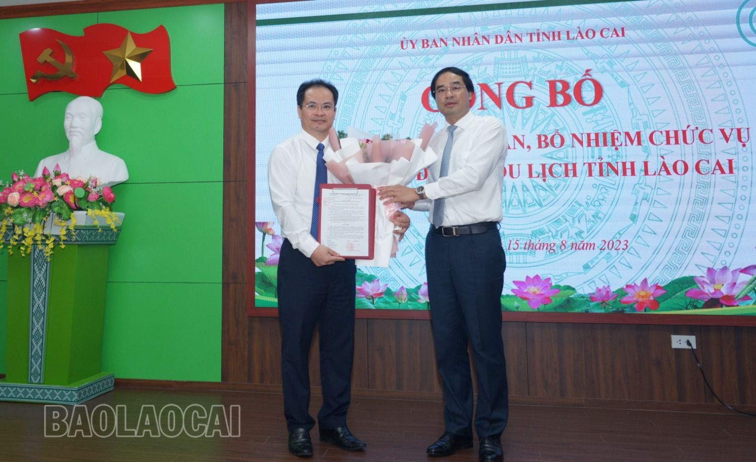 Đồng chí Trịnh Xuân Trường trao Quyết định và tặng hoa đồng chí Lại Vũ Hiệp, tân Phó Giám đốc Sở Du lịch. dl1.jpg
