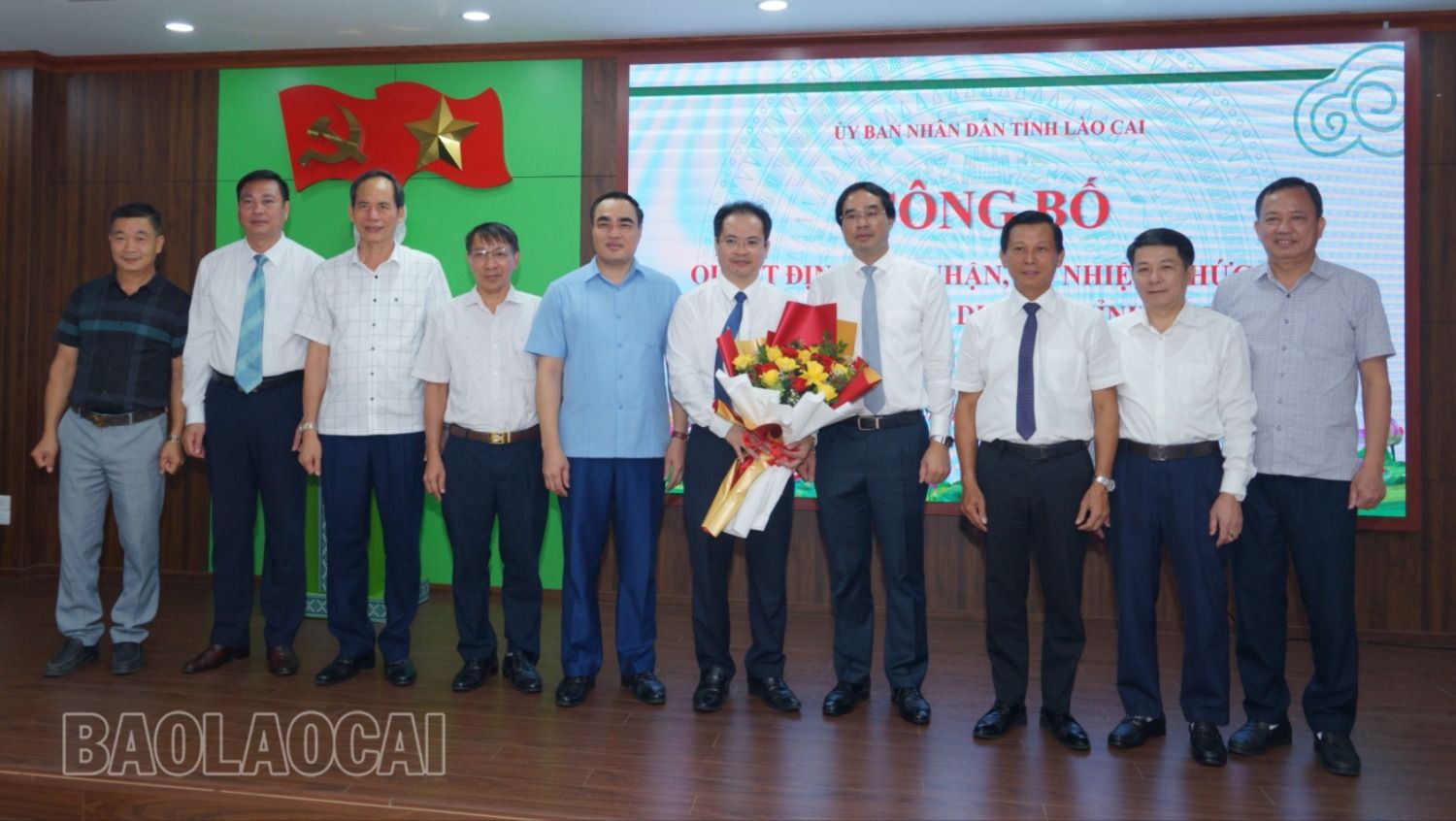 Các đồng chí lãnh đạo tỉnh và sở, ban, ngành tặng hoa chúc mừng tân Phó Giám đốc Sở Du lịch. dl6.jpg
