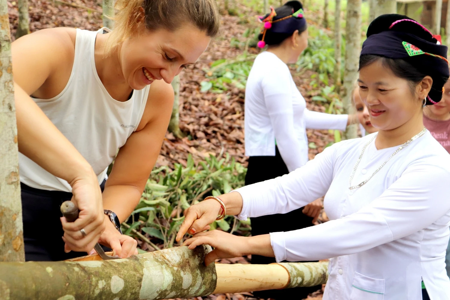 Du khách sẽ được trải nghiệm bóc vỏ quế cùng người dân địa phương..jpg