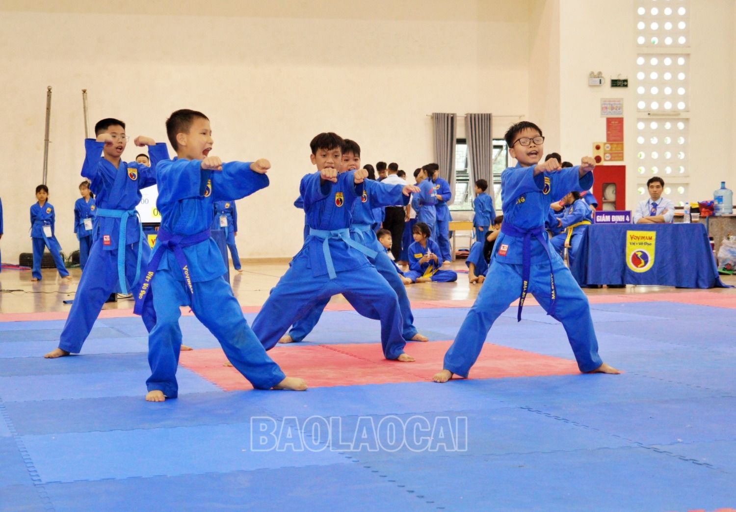 Các vận động viên Nhóm I thi đấu các nội dung quyền biểu diễn. vo4.JPG