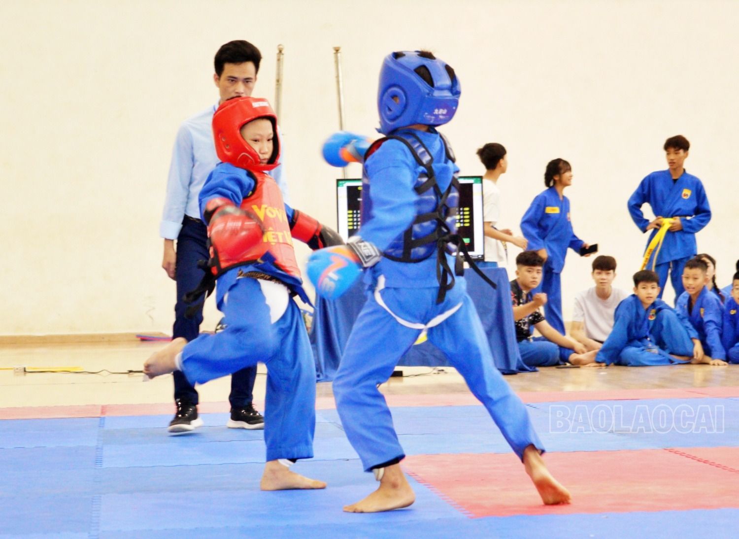 Các vận động viên Nhóm I thi đấu đối kháng. vo6.JPG