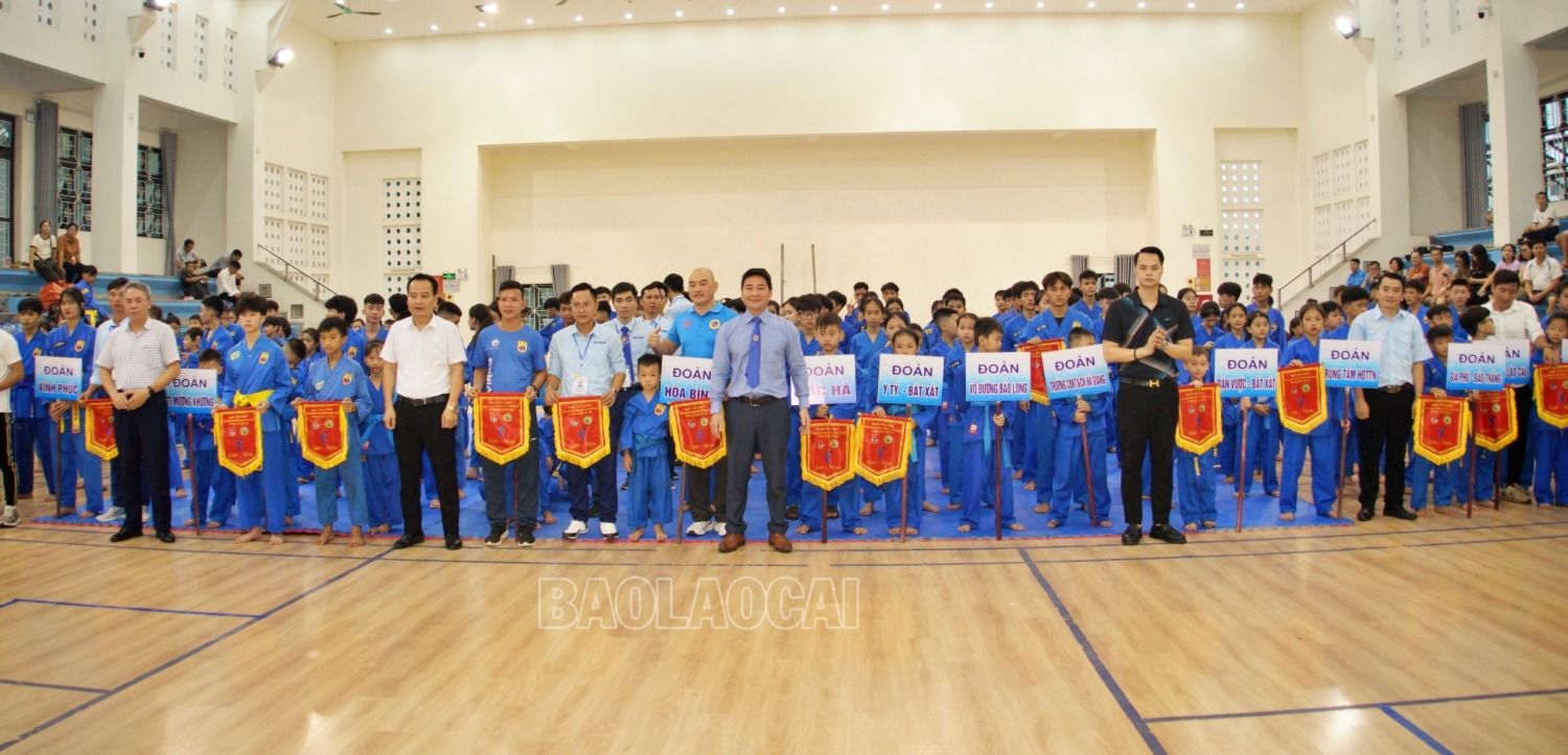 Ban tổ chức trao cờ lưu niệm cho các đoàn tham dự giải. vo1.JPG