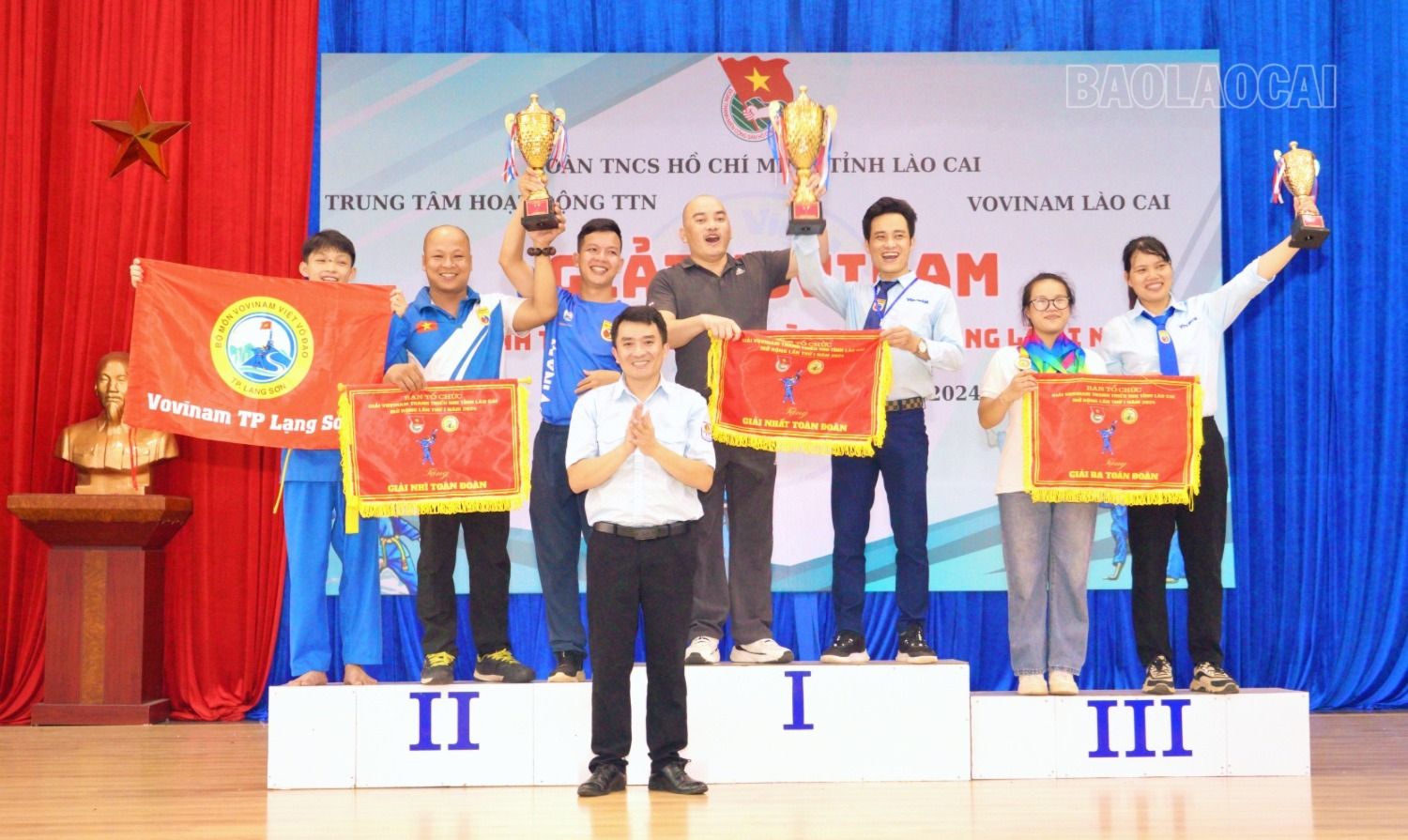 Trao giải toàn đoàn cho các đơn vị xuất sắc. vo1.JPG