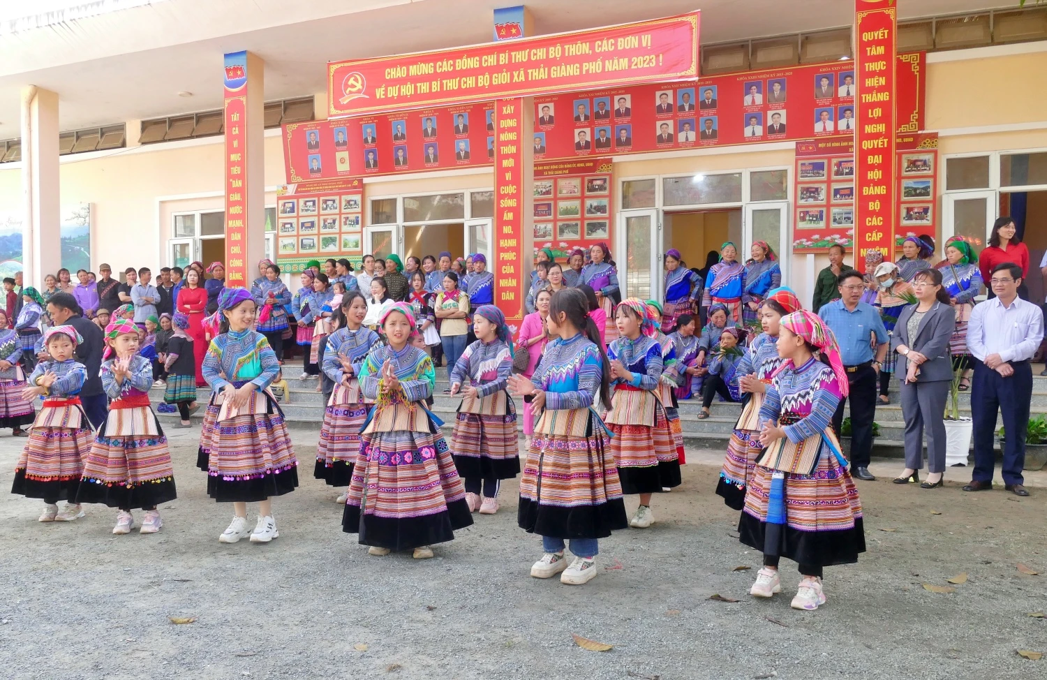 Các em nhỏ người Mông nhảy đồng diễn.