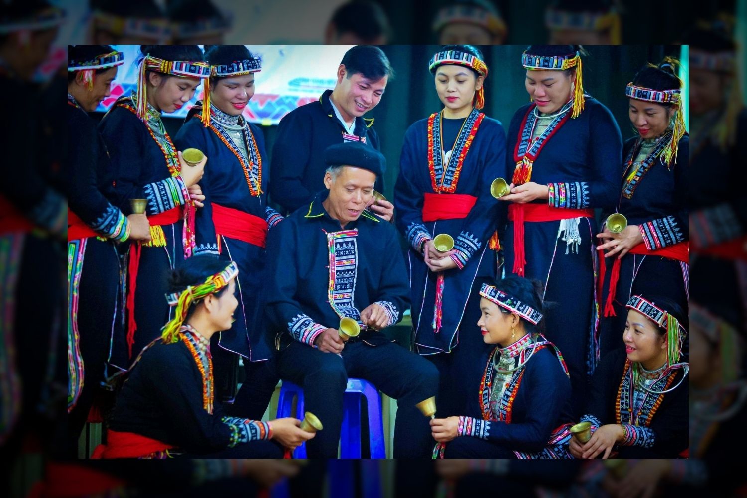 Ông Bàn Tài Bảo chia sẻ về ý nghĩa điệu múa chuông với người con cháu người Dao trong đội văn nghệ bản Bông 1 - 2. mc (2).jpg