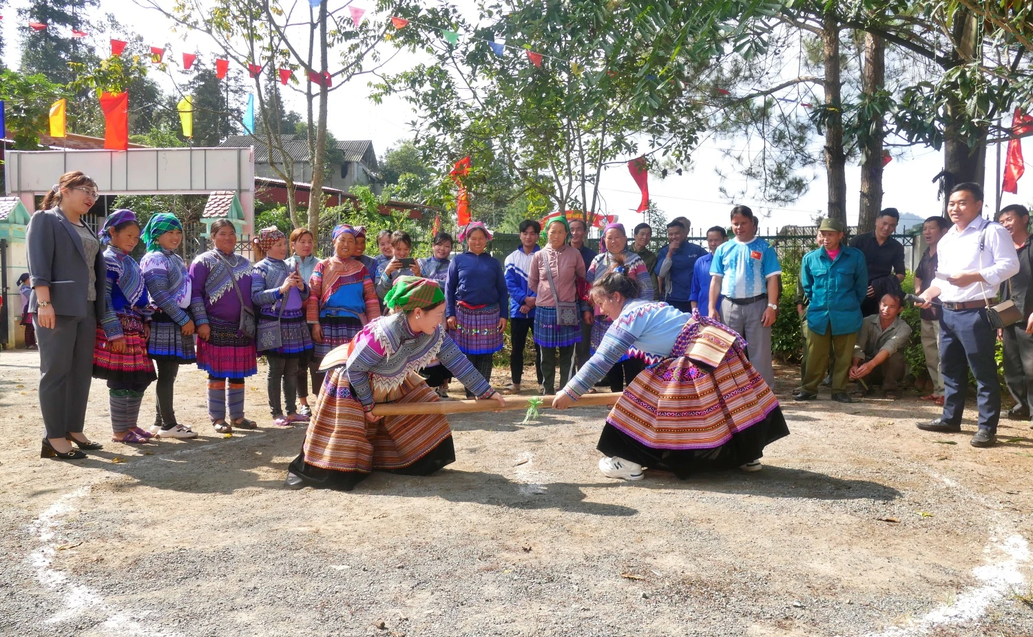 Người dân hào hứng cổ vũ các vận động viên tham gia thi đấu môn đẩy gậy.