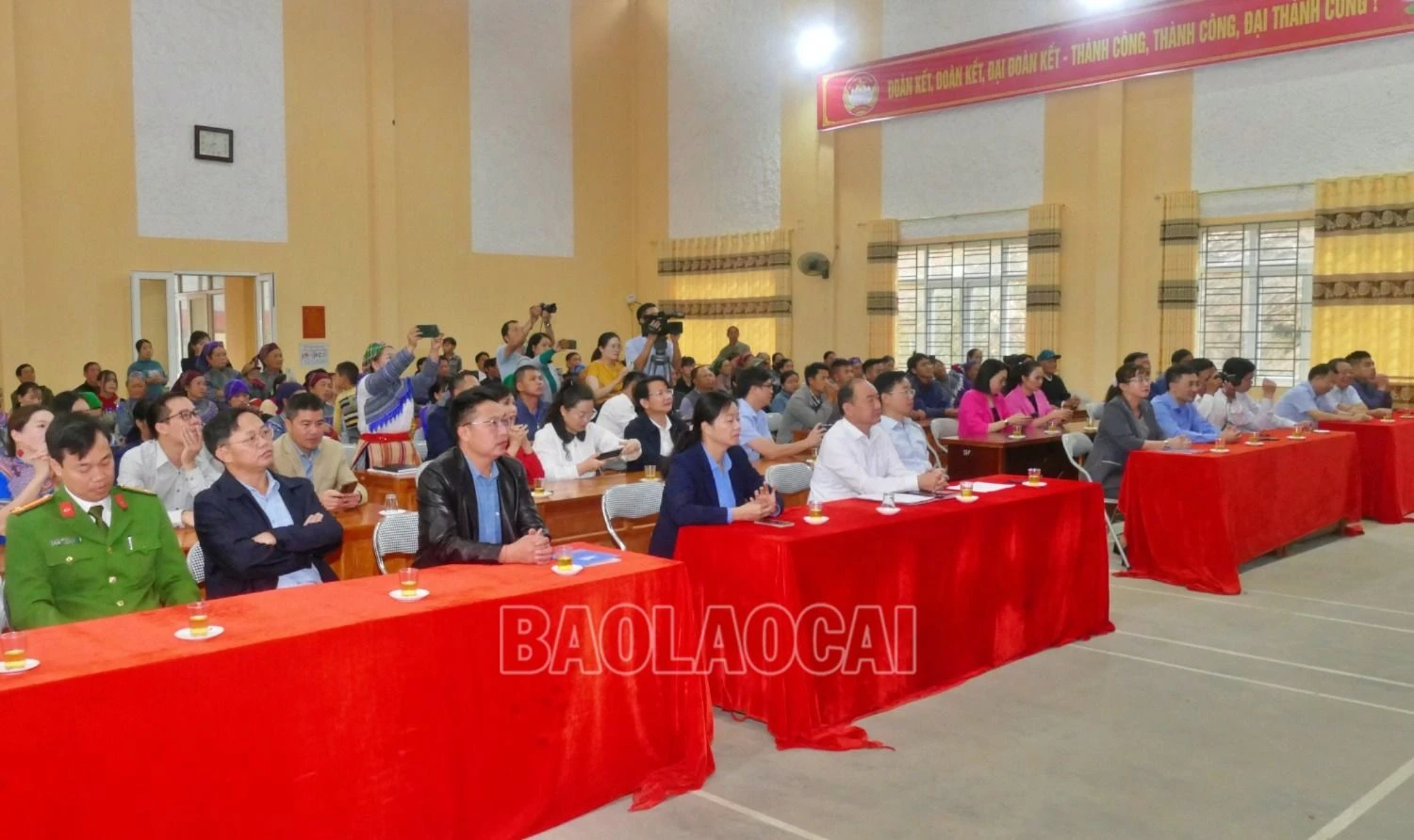 Các đại biểu và Nhân dân dự ngày hội.