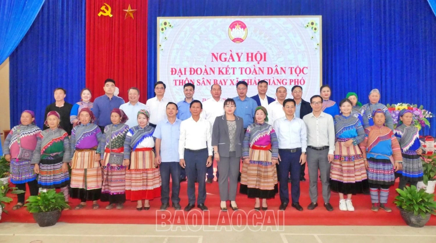 Các đại biểu chụp hình lưu niệm cùng người dân địa phương.