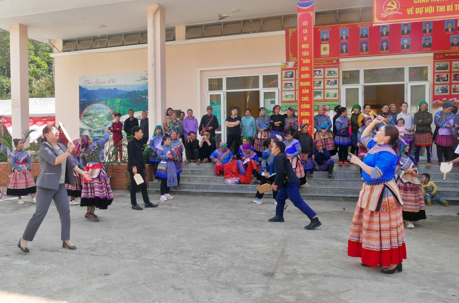 Đồng chí Giàng Thị dung chơi đánh yến cùng người dân.