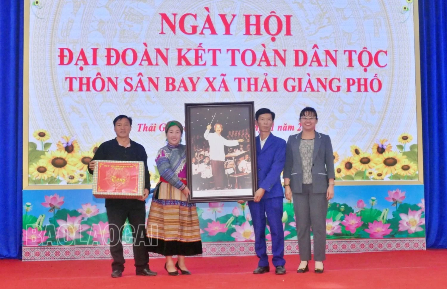 Đồng chí Giàng Thị Dung, Phó Chủ tịch UBND tỉnh trao quà của tỉnh cho đại diện lãnh đạo xã Thải Giàng Phố.