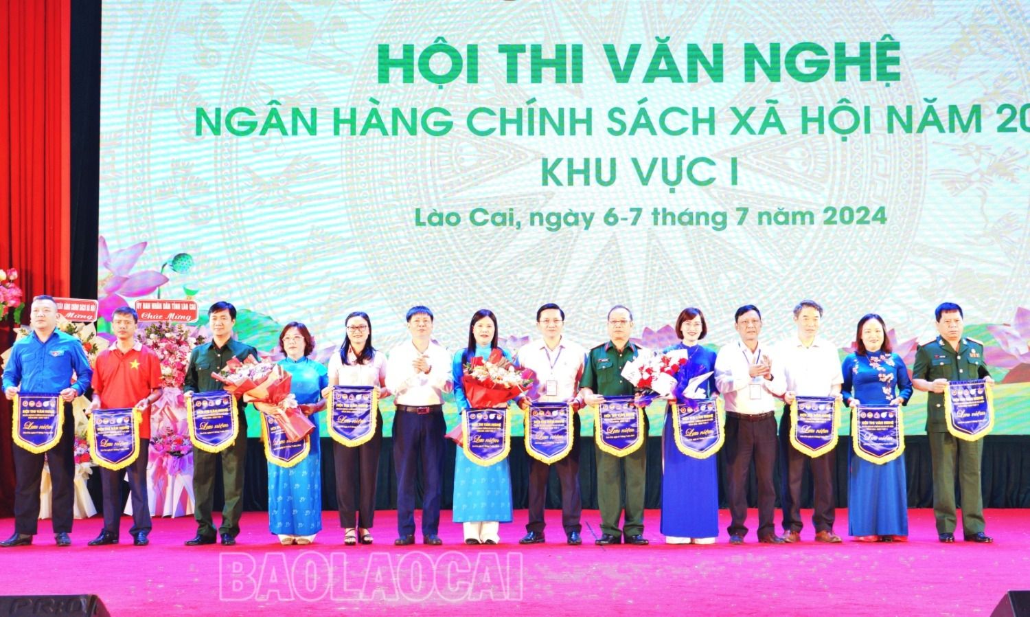 Trao cờ cho các đại diện đội thi và đơn vị phối hợp tổ chức. xh7.JPG