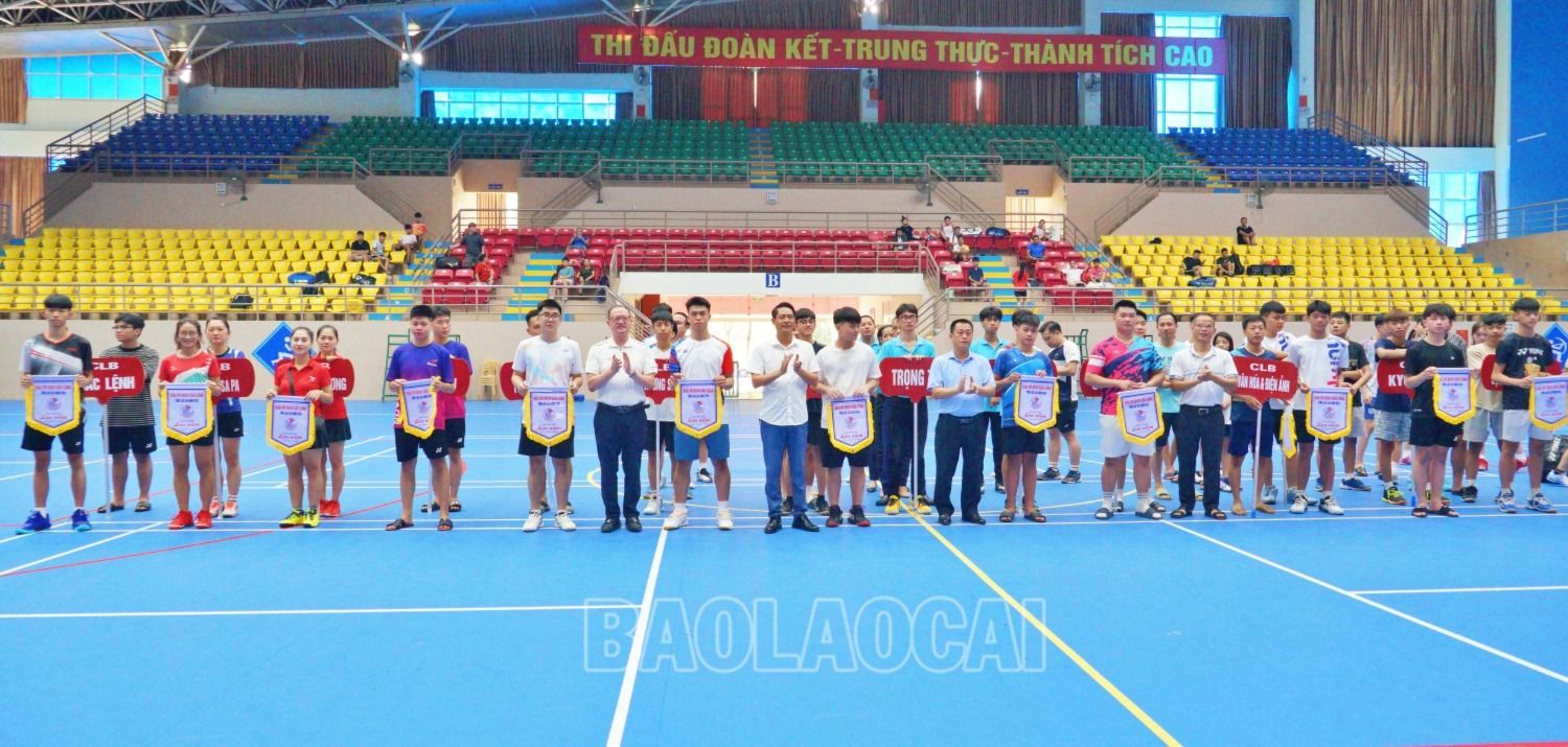 Trao cờ lưu niệm cho các đoàn. caulong2.JPG