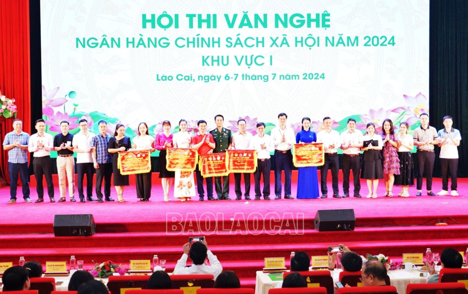 Trao giải Ba toàn đoàn cho đội thi Thái Nguyên. g3 td.JPG