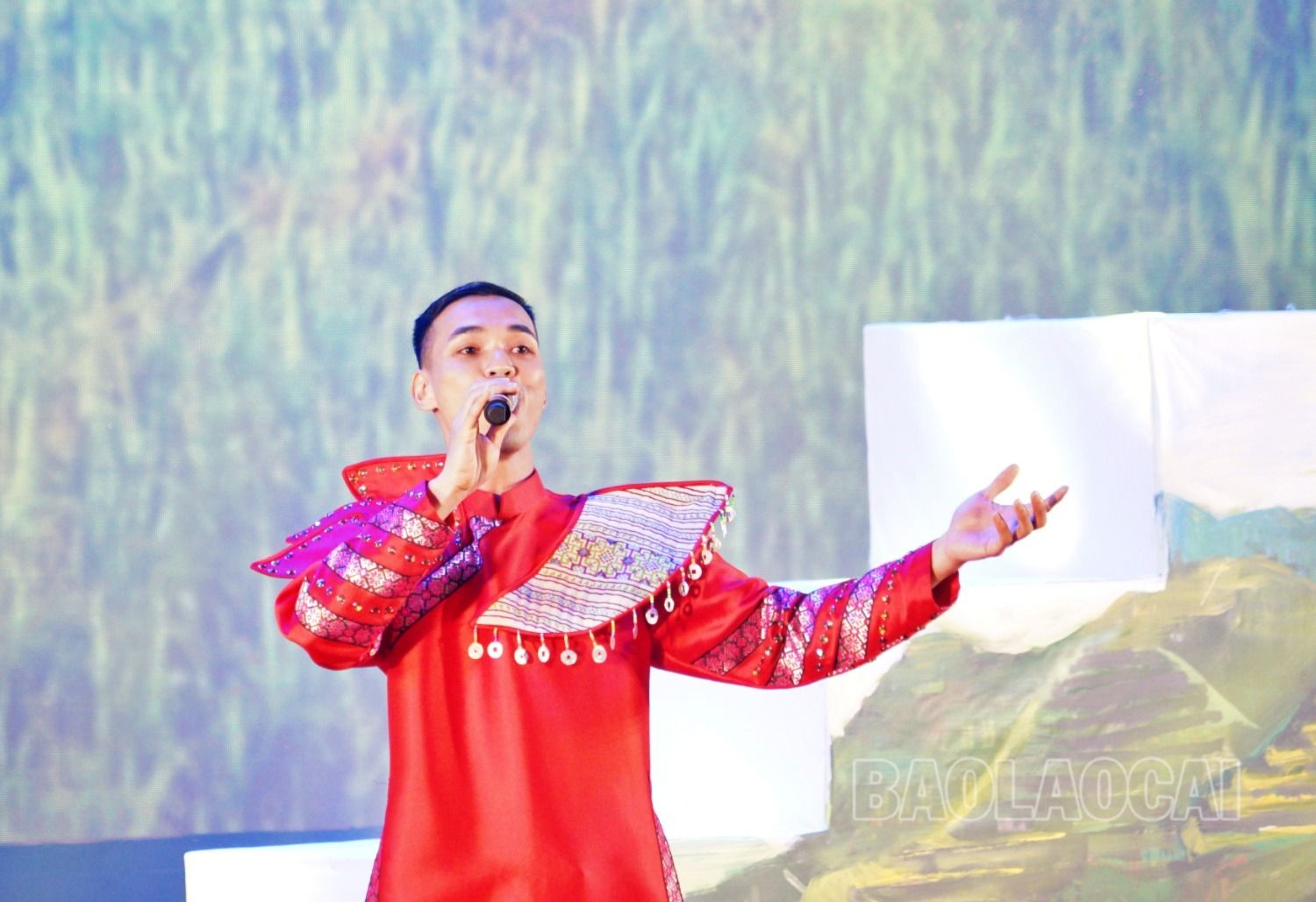 Các tiết mục mở màn hội thi của đội thi Lào Cai đã để lại ấn tượng đẹp với đại biểu, các đội thi và khán giả. xh90.JPG