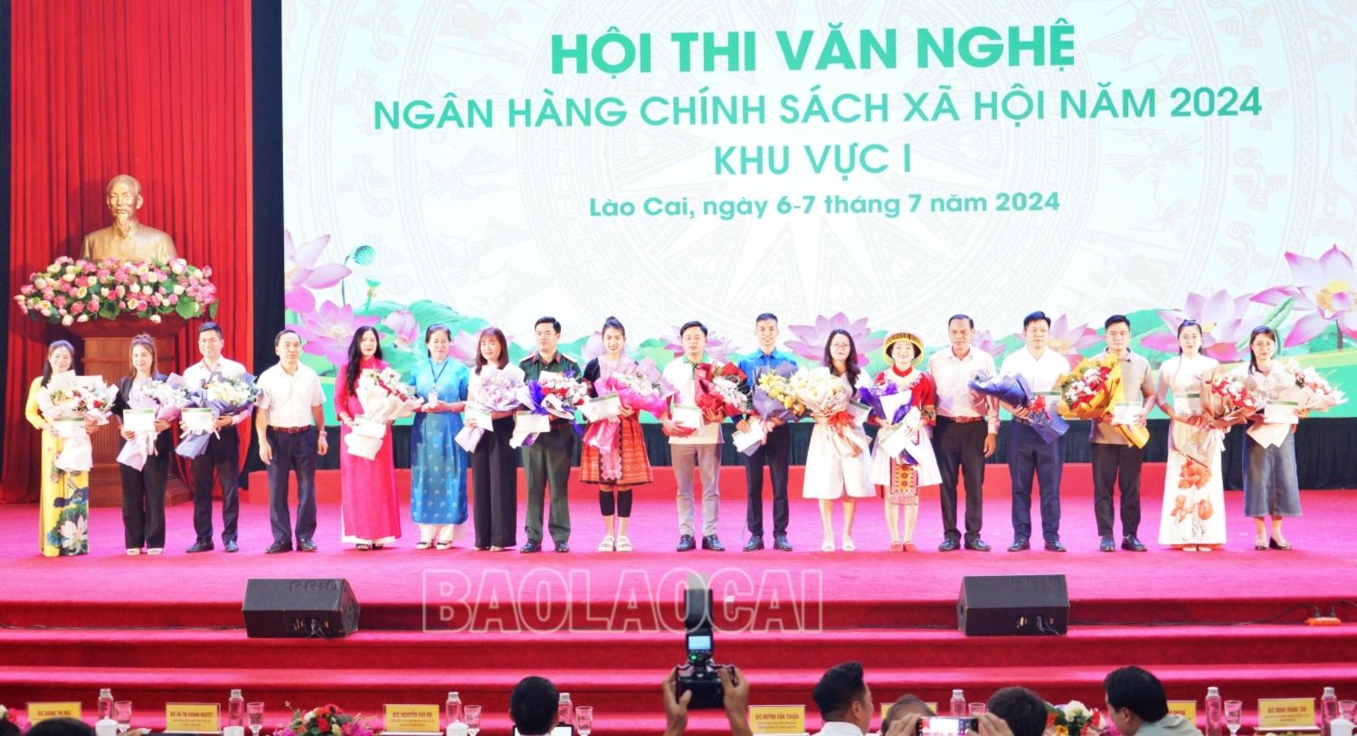 Trao giải Ba cho các tiết mục. g3 tm.JPG
