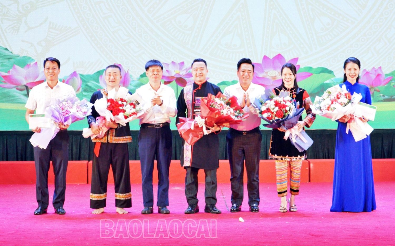 Trao giải Nhất cho các tiết mục xuất sắc. g1 tm.JPG