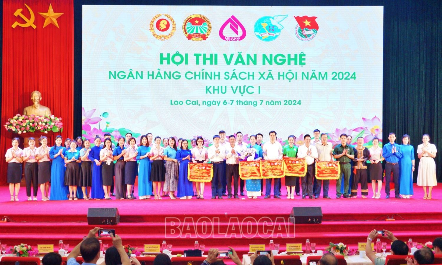 Trao giải Nhất toàn đoàn cho đội thi Lào Cai. g1 td.JPG