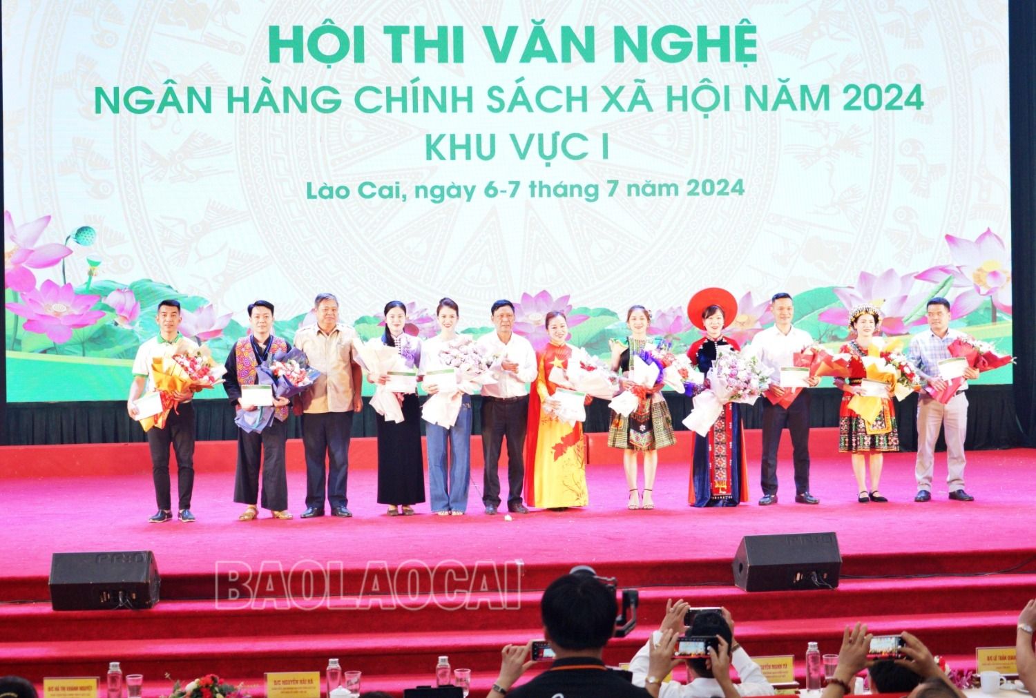 Trao giải Nhì cho các tiết mục. g2 tm.JPG