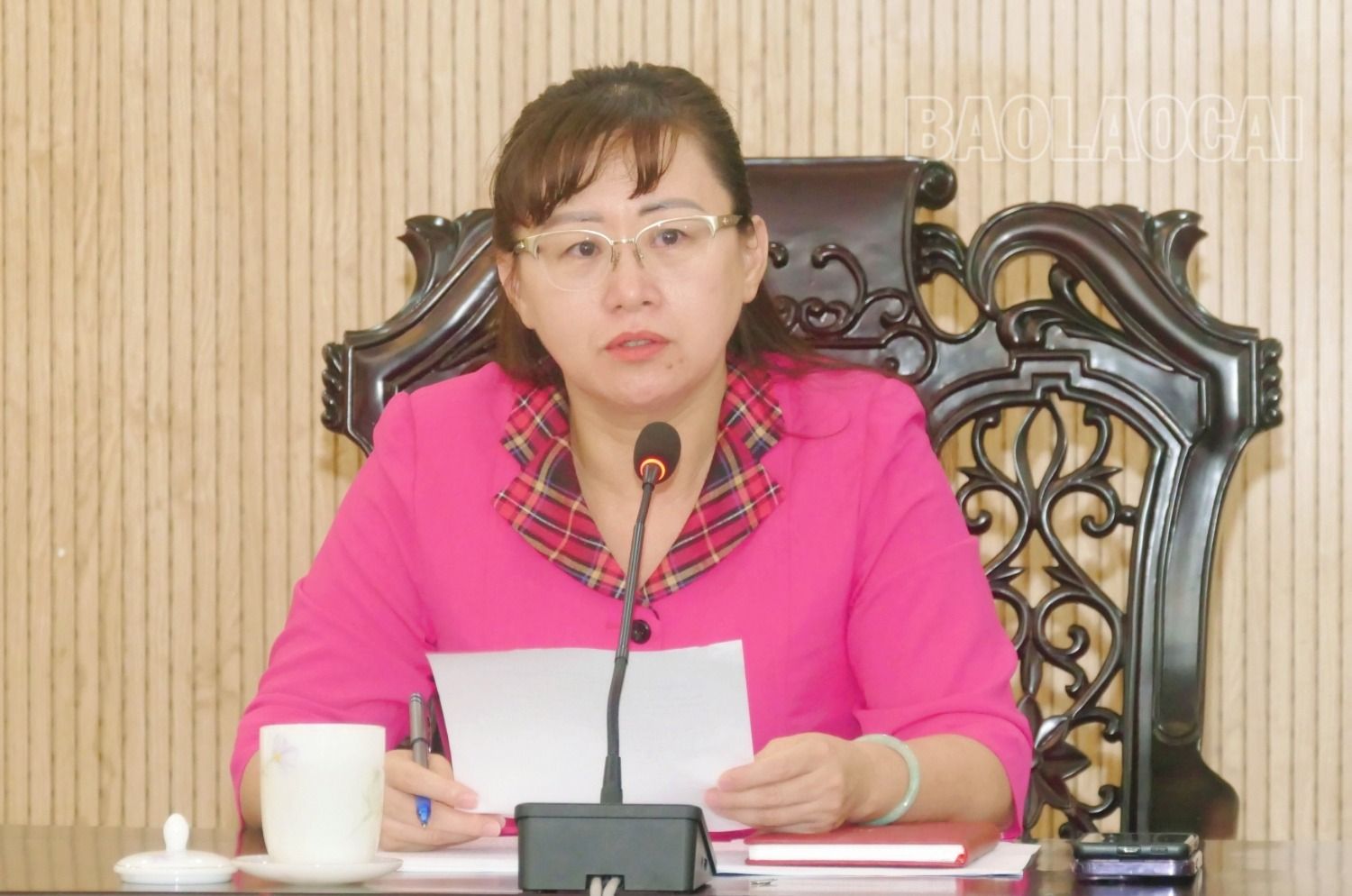 Đồng chí Giàng Thị Dung chủ trì cuộc họp. st22.jpg