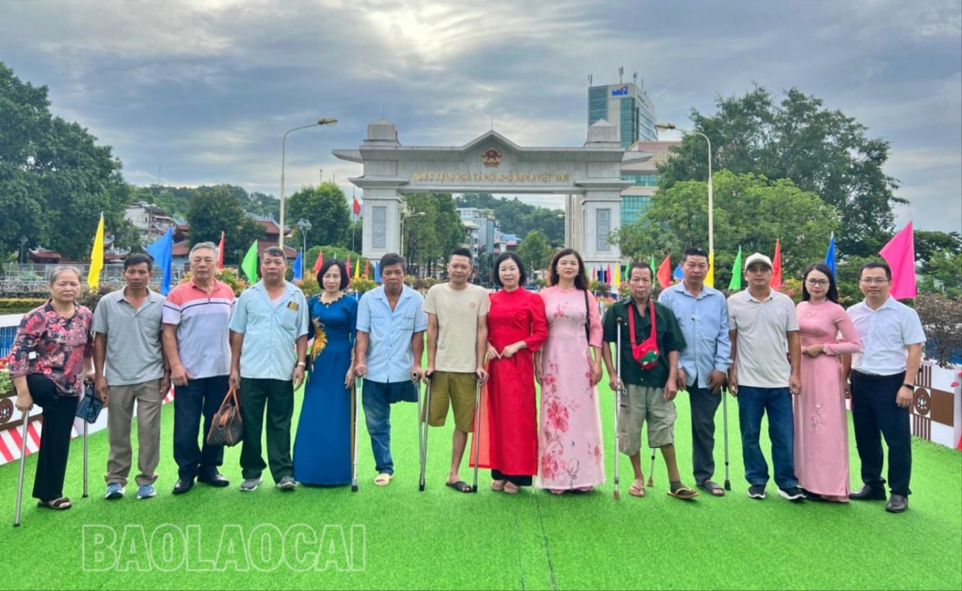 Đoàn cán bộ thành phố Lào Cai và người khuyết tật được lắp chi giả. td.jpg