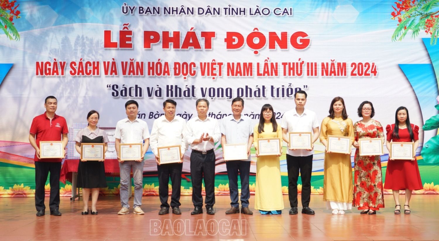 Sở Giáo dục và Đào tạo tặng giấy chứng nhận cho các đơn vị tặng sách. j.JPG