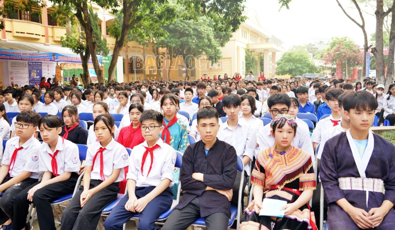 Học sinh các trường học trên địa bàn huyện văn Bàn tham dự buổi lễ. s5.JPG