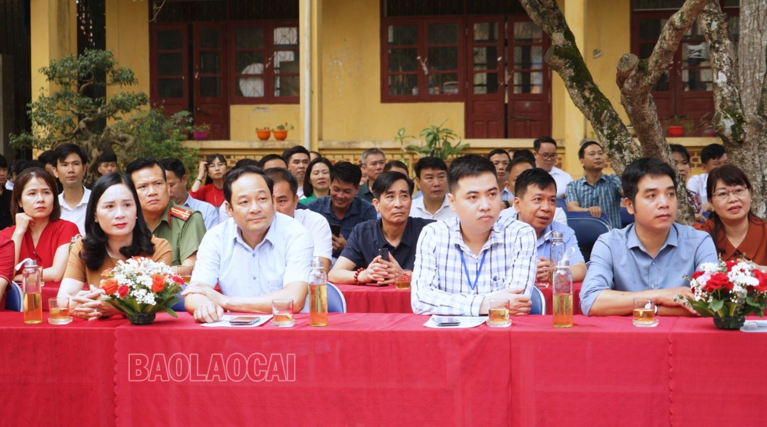 Các đại biểu dự buổi lễ. s2.JPG