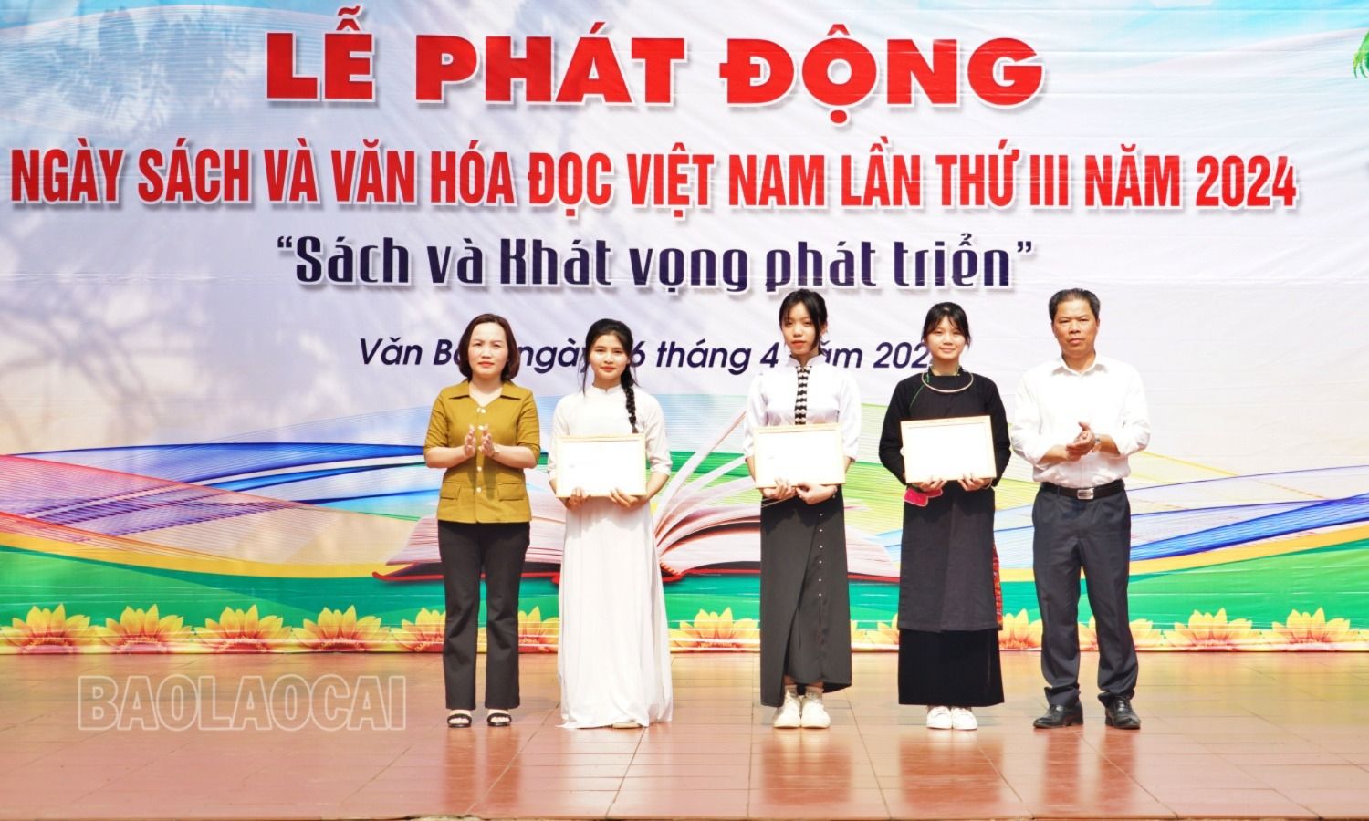 Trao giải Cuộc thi Xếp sách nghệ thuật. sg3.JPG