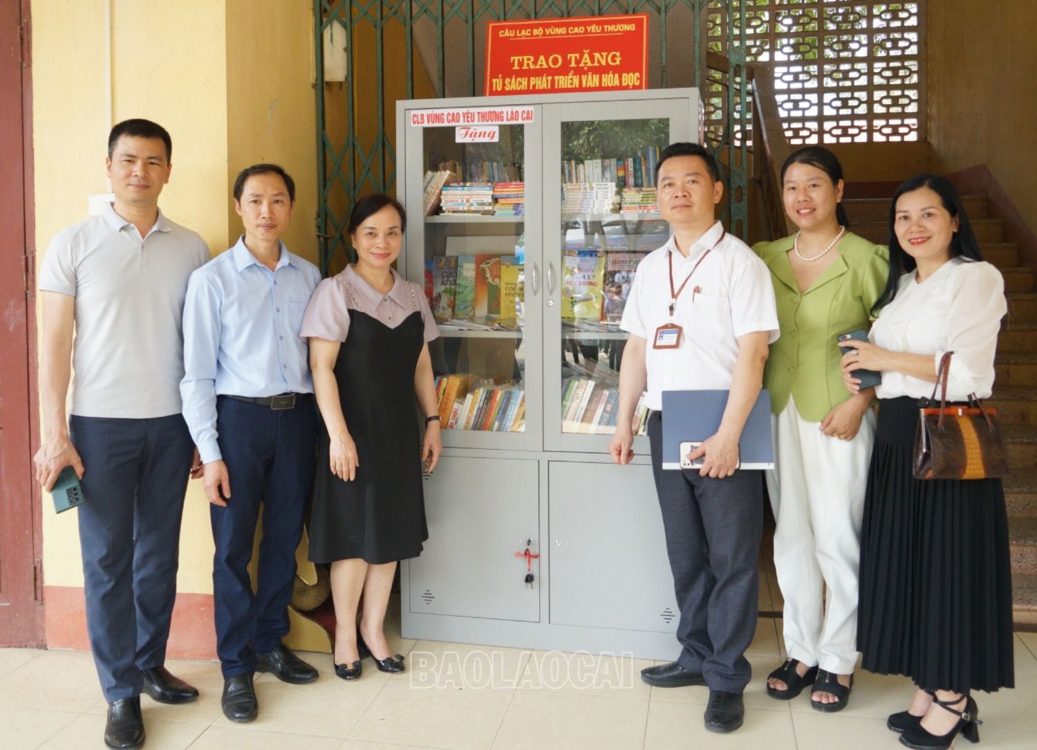 Các đại biểu bàn giao "Tủ sách phát triển văn hóa đọc" cho Trường THPT Số 1 Văn Bàn. v.JPG