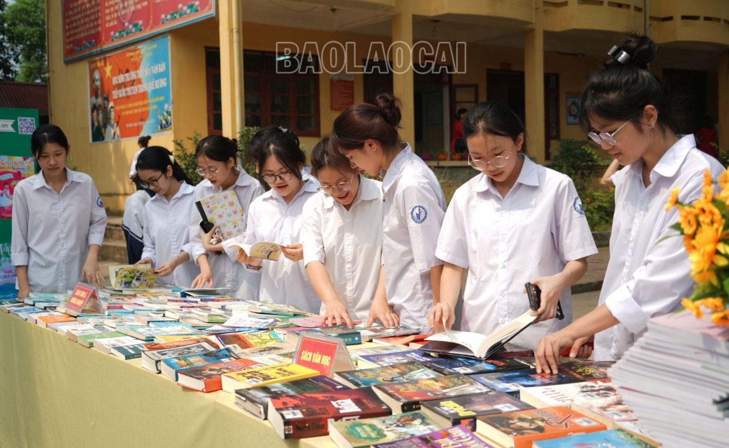 Học sinh các trường học ở Văn Bàn đọc sách tại Xe thư viện lưu động và quầy sách của Thư viện tỉnh ngay tại sân trường. x.JPG
