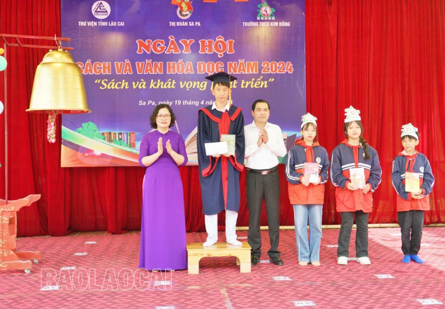 Trao giải cho các thí sinh xuất sắc trong Cuộc thi Rung chuông Vàng. sp7.JPG