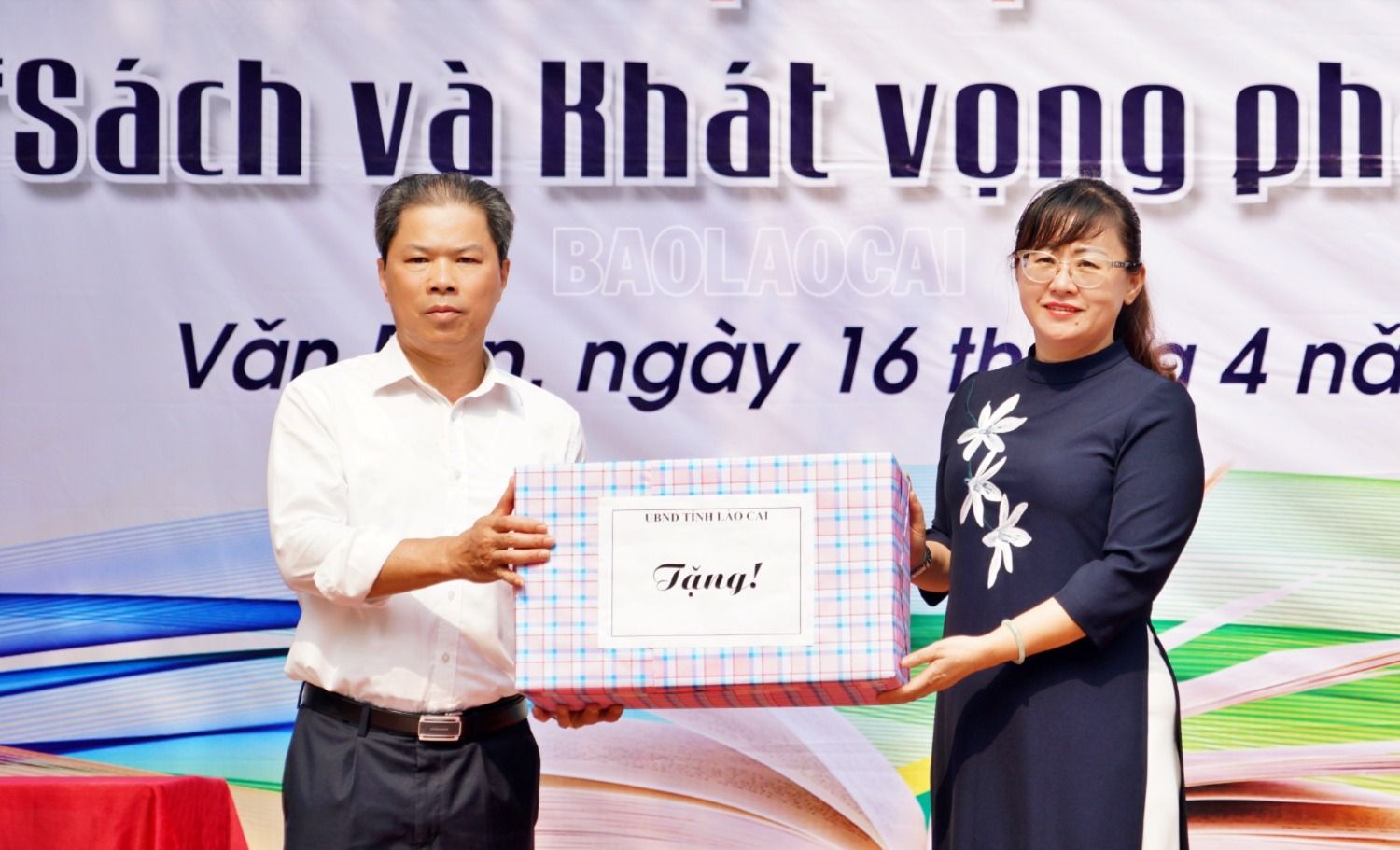 UBND tỉnh trao tặng sách cho Sở Giáo dục và Đào tạo. f.JPG
