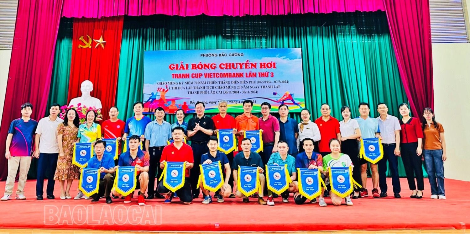 Trao cờ lưu niệm cho các đội bóng tham dự giải. coo.jpg